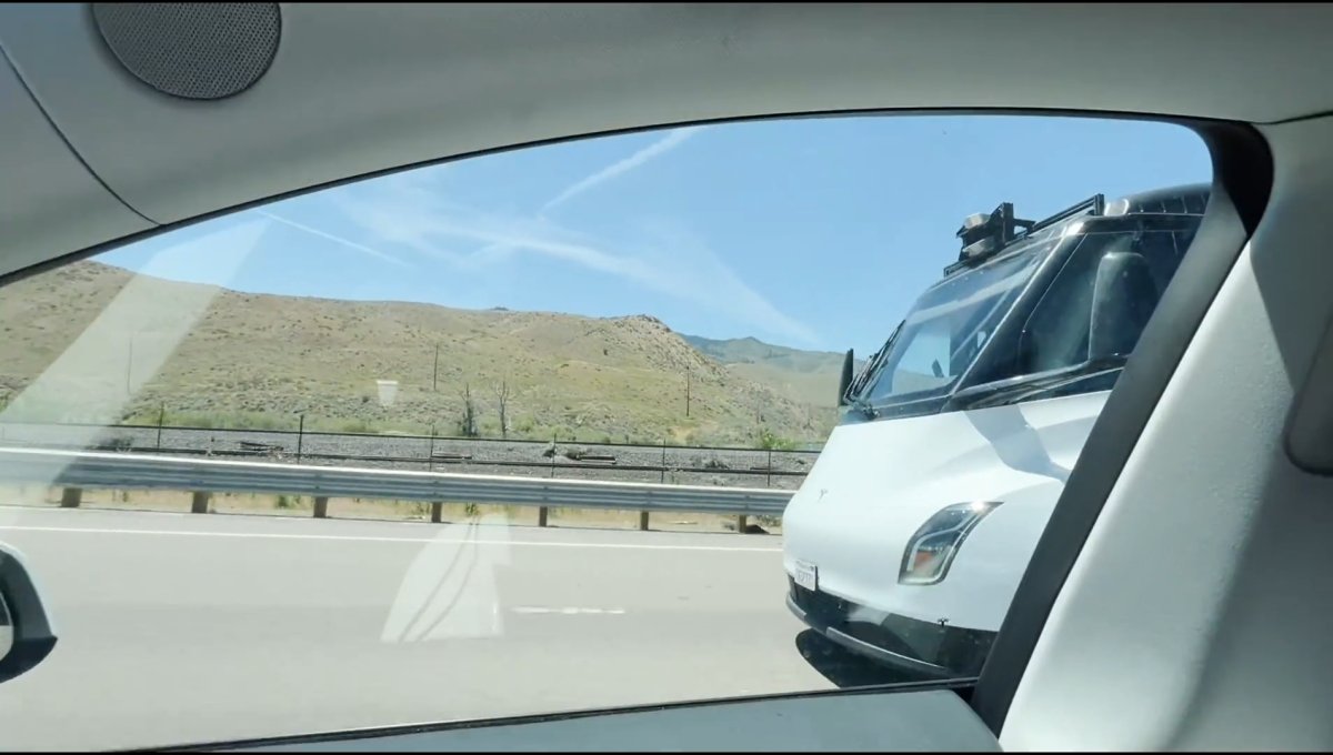 A LiDAR rig mounted on a Tesla Semi for testing FSD.